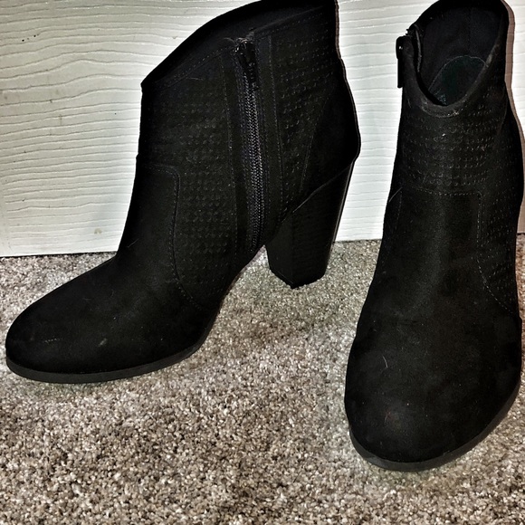 Aria Perforated Boots Size 8 - Picture 2 of 5